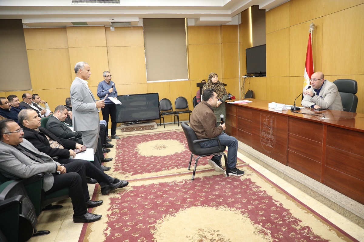 المحافظ يناقش شكاوى واحتياجات ومطالب المواطنين في اللقاء المفتوح